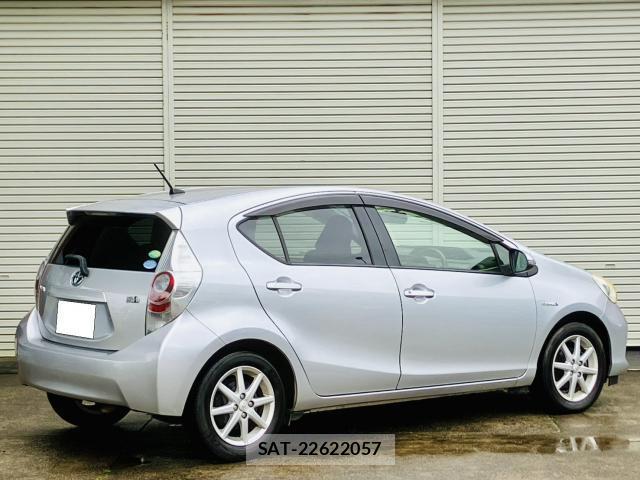 Toyota AQUA 2012-08 8876063-1