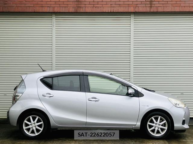 Toyota AQUA 2012-08 8876063-3