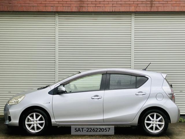 Toyota AQUA 2012-08 8876063-8