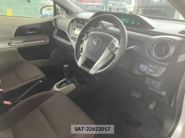 Toyota AQUA 2012-08 8876063-9