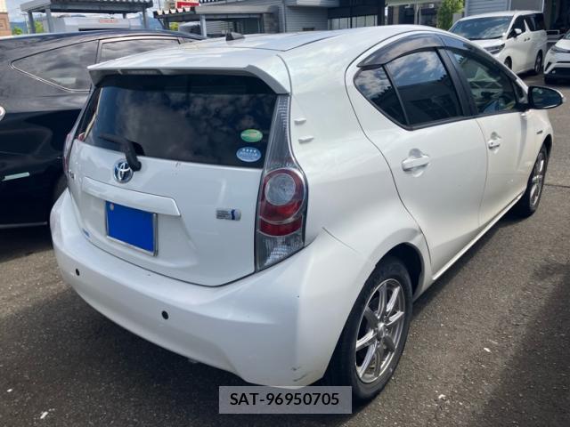 Toyota AQUA 2013-03 8876268-2