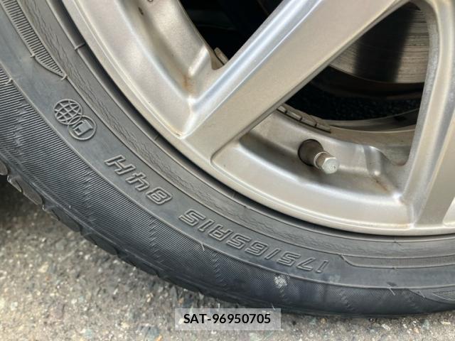 Toyota AQUA 2013-03 8876268-3
