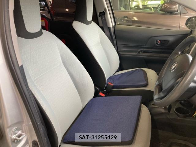 Toyota AQUA 2017-09 8876312-6