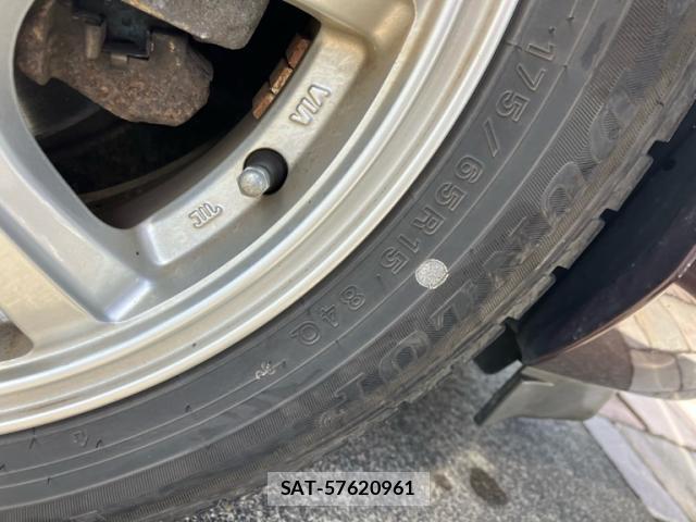Toyota AQUA 2014-06 8876384-4