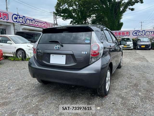 Toyota AQUA 2014-03 8876628-1