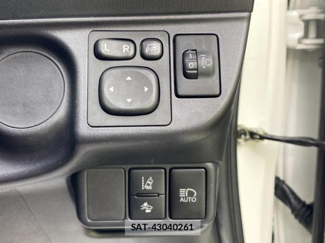 Toyota AQUA 2019-06 8876764-15