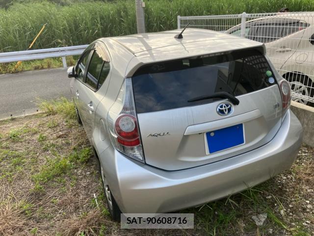 Toyota AQUA 2013-03 8877090-13