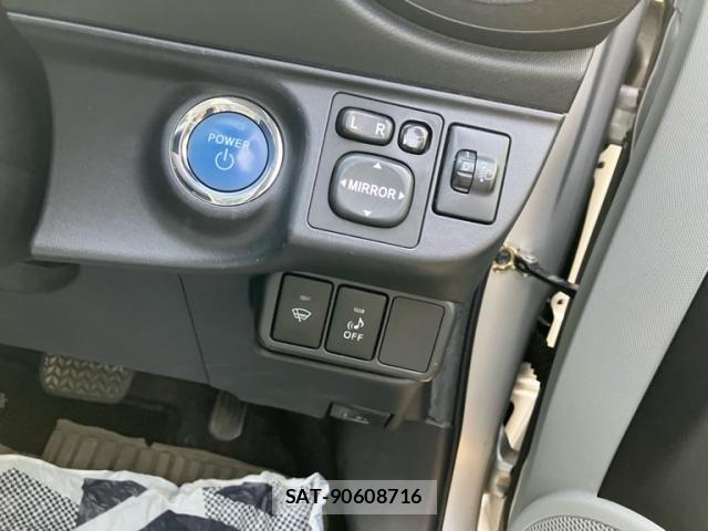 Toyota AQUA 2013-03 8877090-5