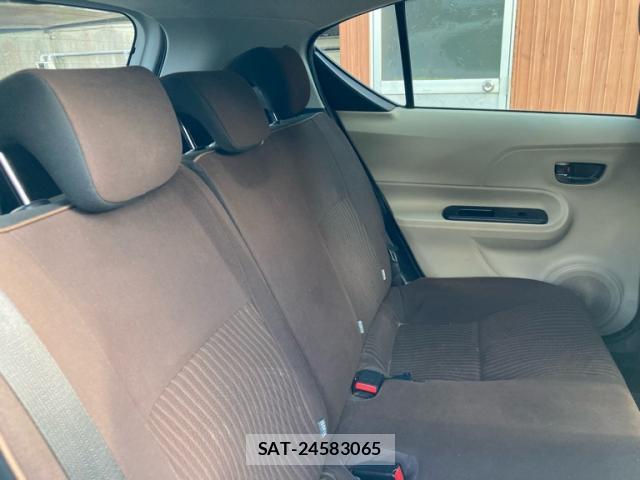 Toyota AQUA 2012-11 8877541-11