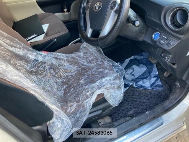 Toyota AQUA 2012-11 8877541-15