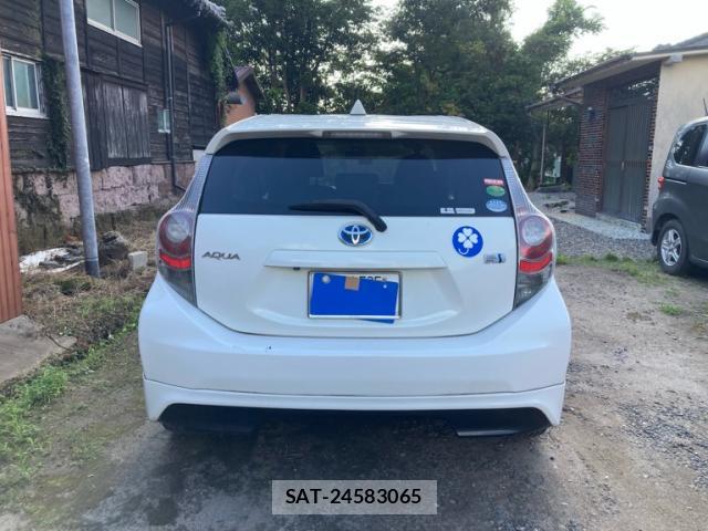 Toyota AQUA 2012-11 8877541-5