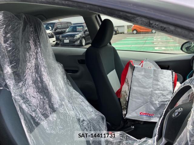 Toyota AQUA 2012-10 8877628-11