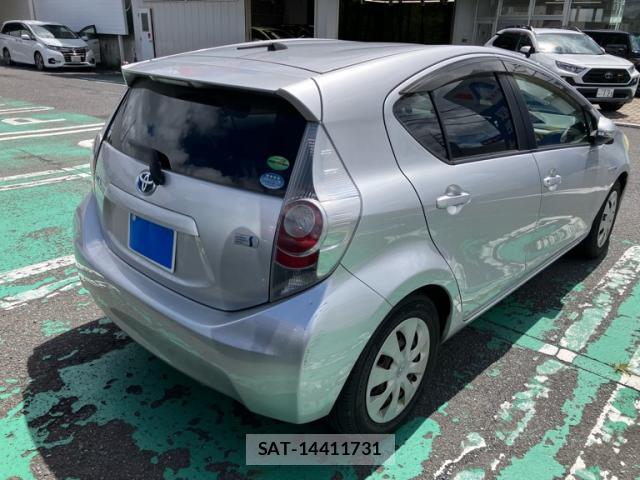 Toyota AQUA 2012-10 8877628-4