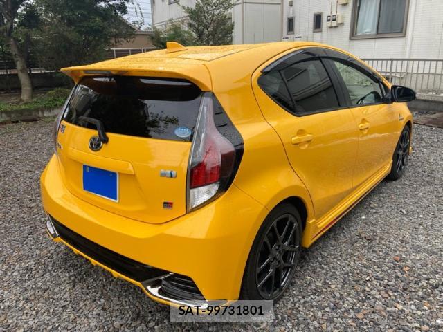 Toyota AQUA 2017-12 8877903-13