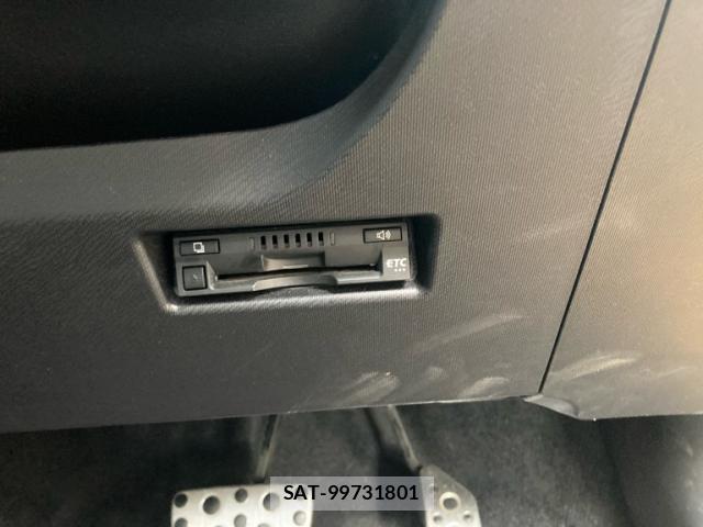 Toyota AQUA 2017-12 8877903-16