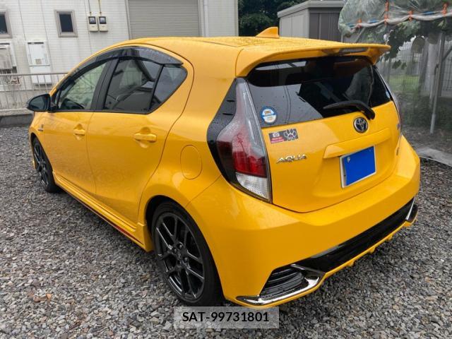 Toyota AQUA 2017-12 8877903-2