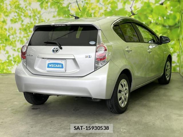 Toyota AQUA 2013-02 8878230-1