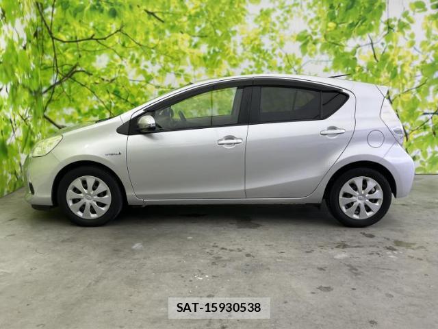 Toyota AQUA 2013-02 8878230-2