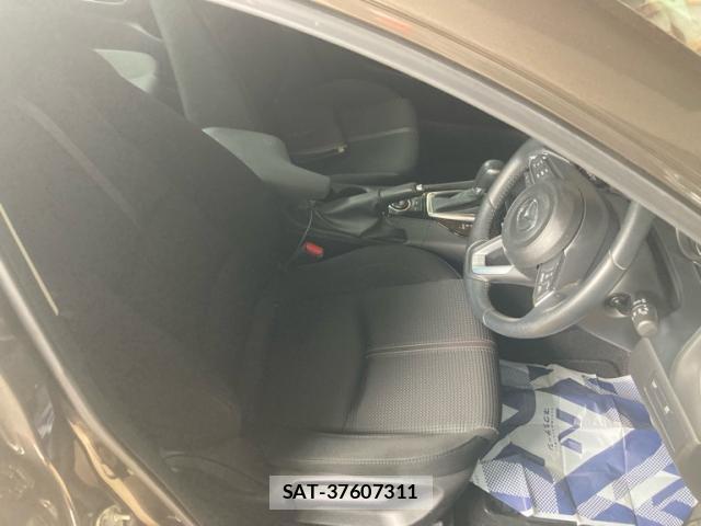 Mazda AXELA 2017-06 8876294-15