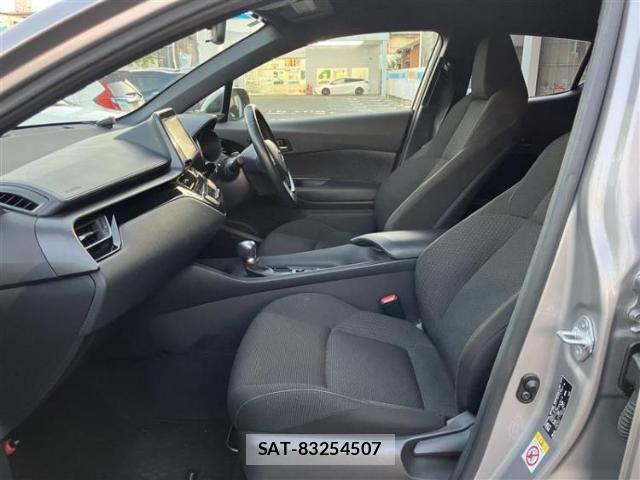 Toyota C-HR 2017-02 8876220-4
