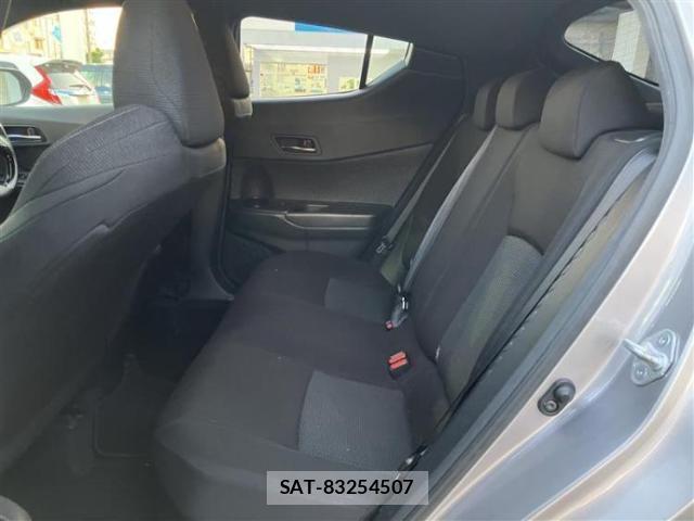 Toyota C-HR 2017-02 8876220-5
