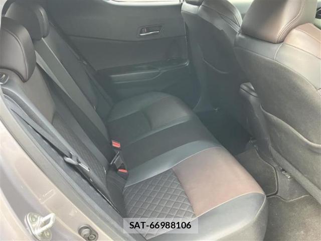 Toyota C-HR 2018-01 8878176-5