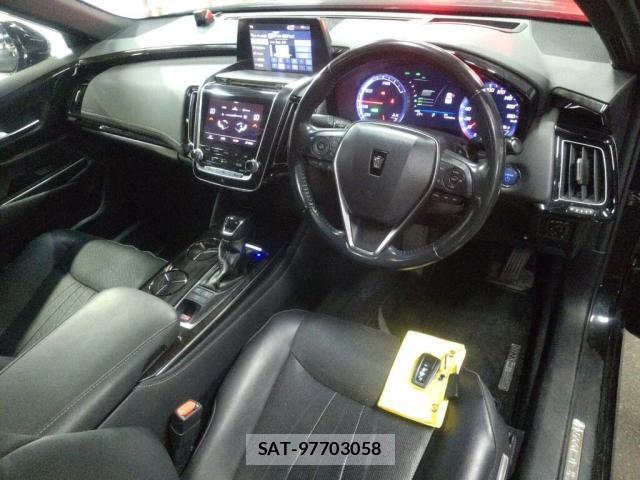 Toyota CROWN HYBRID 2019-08 8877366-2