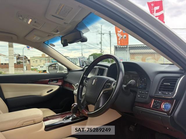 Toyota CROWN MAJESTA 2016-09 8877046-10
