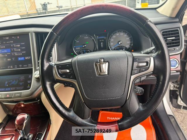 Toyota CROWN MAJESTA 2016-09 8877046-13