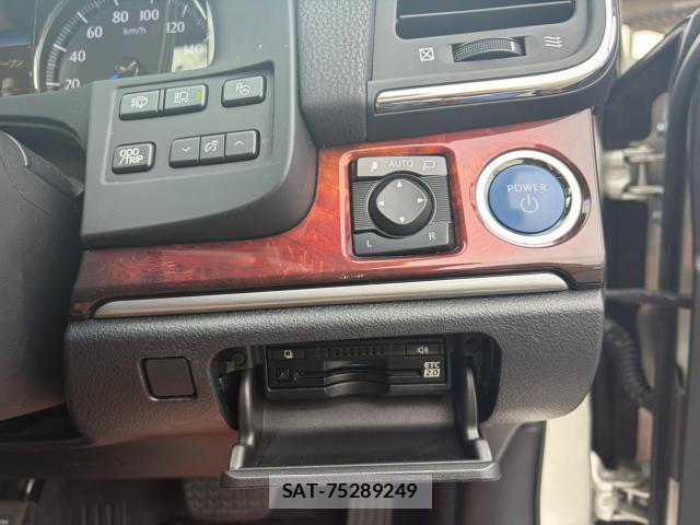 Toyota CROWN MAJESTA 2016-09 8877046-15