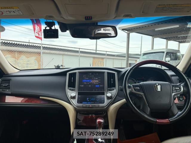 Toyota CROWN MAJESTA 2016-09 8877046-8