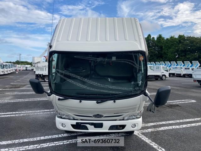 Hino DUTRO 2018-04 8876945-9