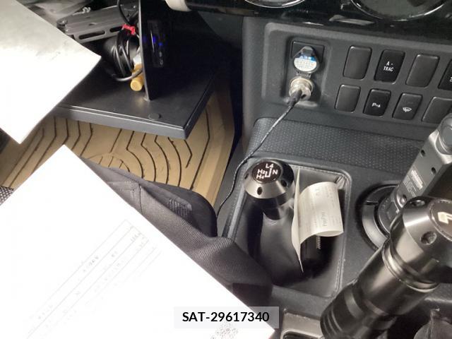 Toyota FJ CRUISER 2013-11 8876466-17