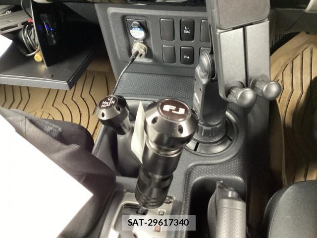 Toyota FJ CRUISER 2013-11 8876466-18