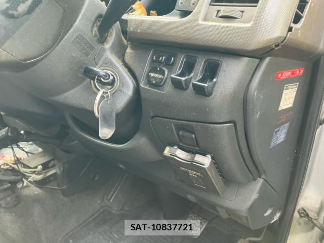 Toyota HIACE VAN 2005-10 8876549-10