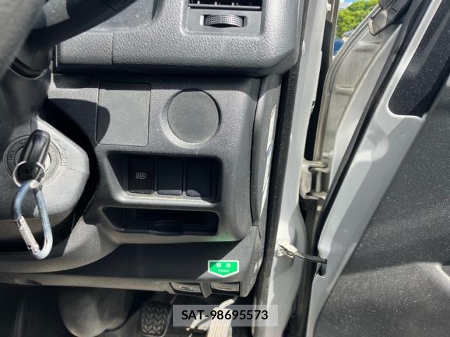 Toyota HIACE VAN 2018-02 8877041-9