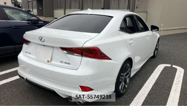 Lexus IS 2018-05 8877143-12