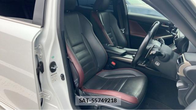 Lexus IS 2018-05 8877143-5
