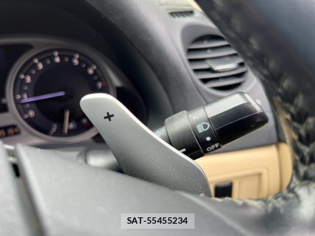 Lexus IS 2005-10 8877467-10