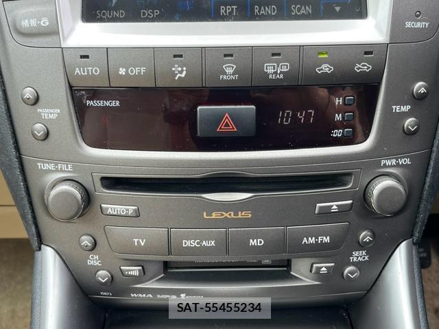 Lexus IS 2005-10 8877467-11