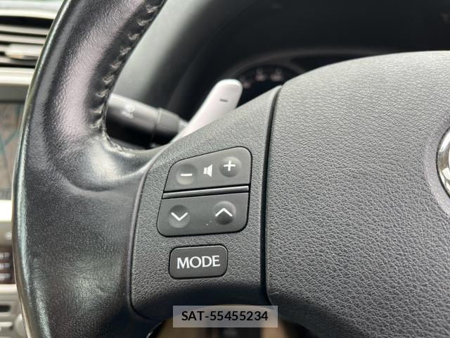 Lexus IS 2005-10 8877467-13