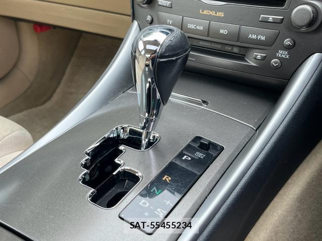 Lexus IS 2005-10 8877467-9