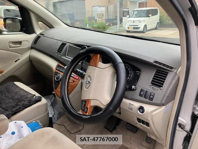 Toyota ISIS 2010-09 8876640-10