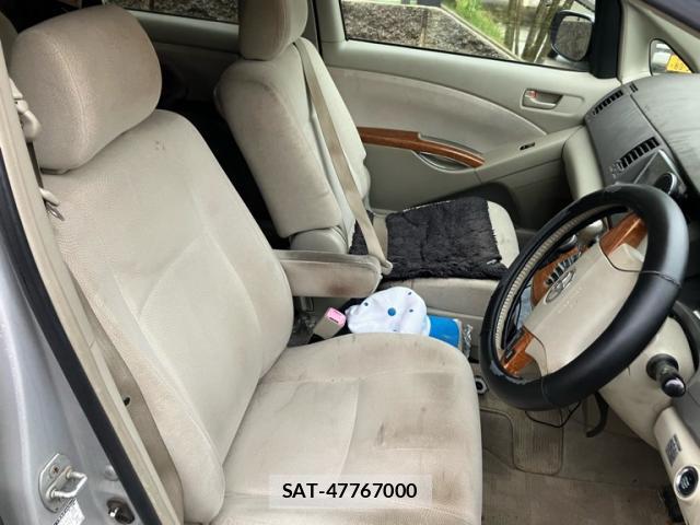 Toyota ISIS 2010-09 8876640-11