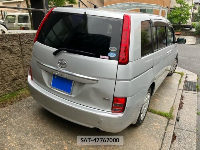 Toyota ISIS 2010-09 8876640-13