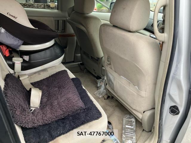 Toyota ISIS 2010-09 8876640-14