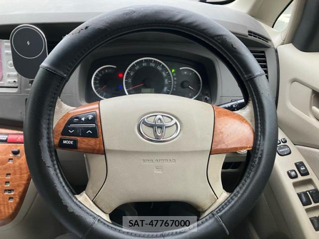Toyota ISIS 2010-09 8876640-17