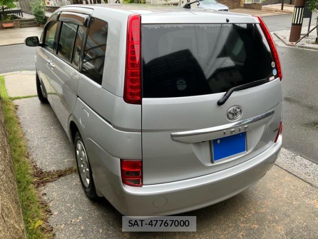 Toyota ISIS 2010-09 8876640-2