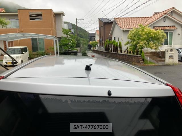 Toyota ISIS 2010-09 8876640-3