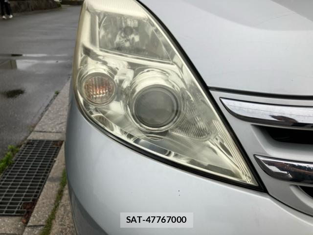 Toyota ISIS 2010-09 8876640-4